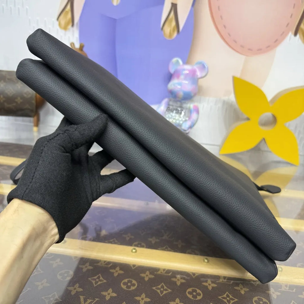 Louis Vuitton Black Pochette - Hình 3