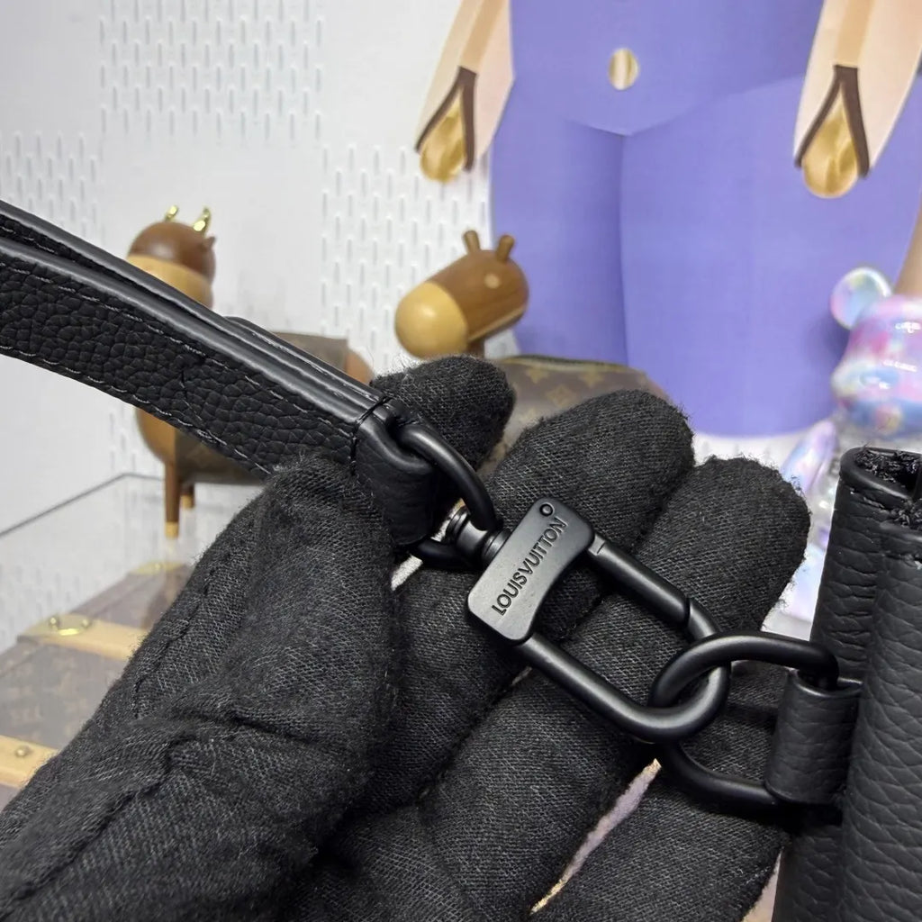 Louis Vuitton Black Pochette - Hình 6