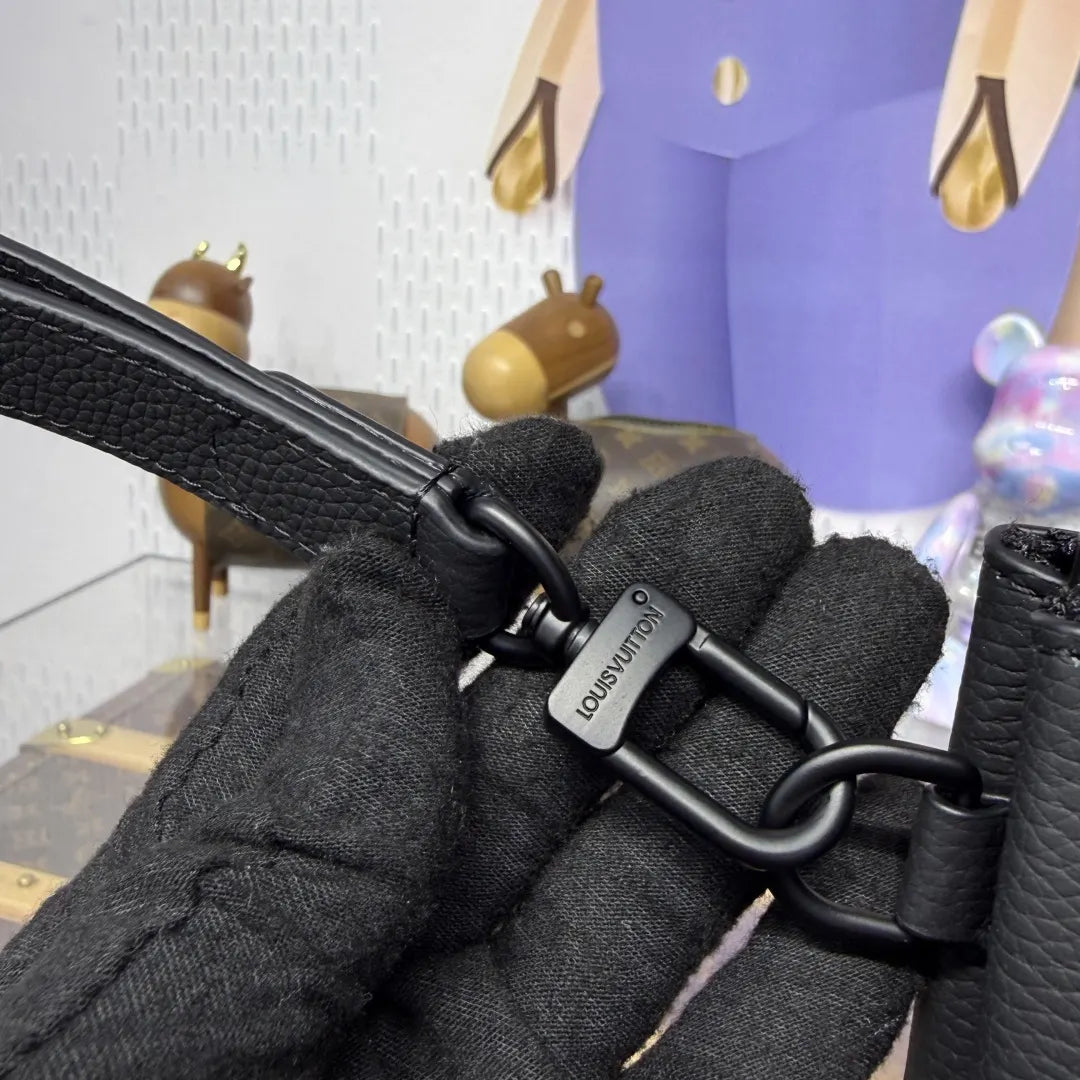 Louis Vuitton Black Pochette - Hình 6