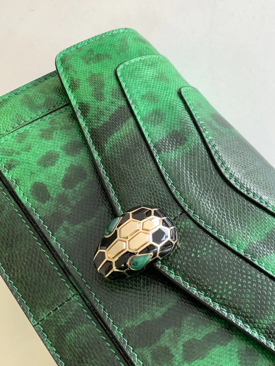 serpenti python Bvlgari Emerald Green Bag - Hình 5