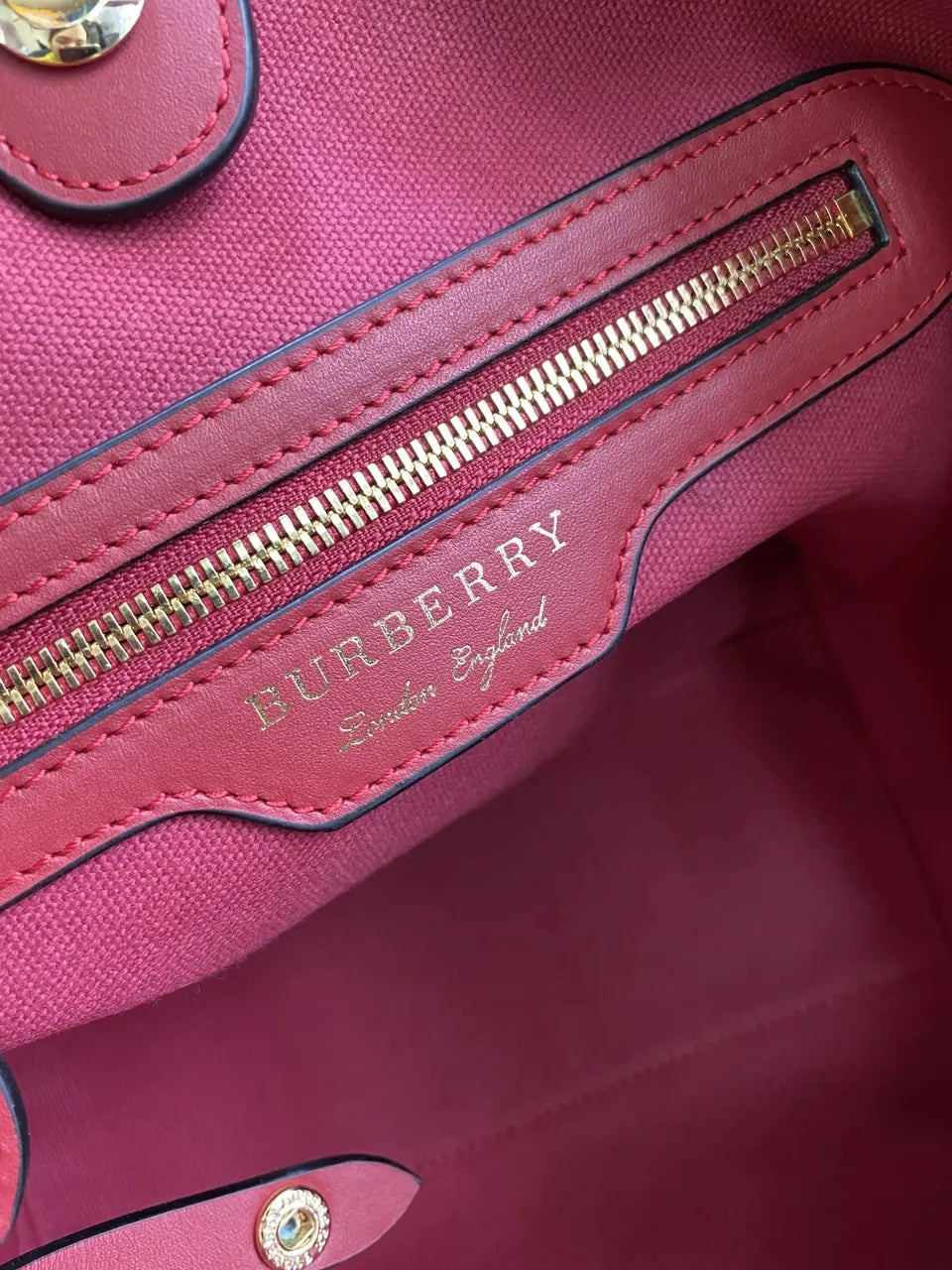 Burberry Check Tote Red Trim - Hình 4