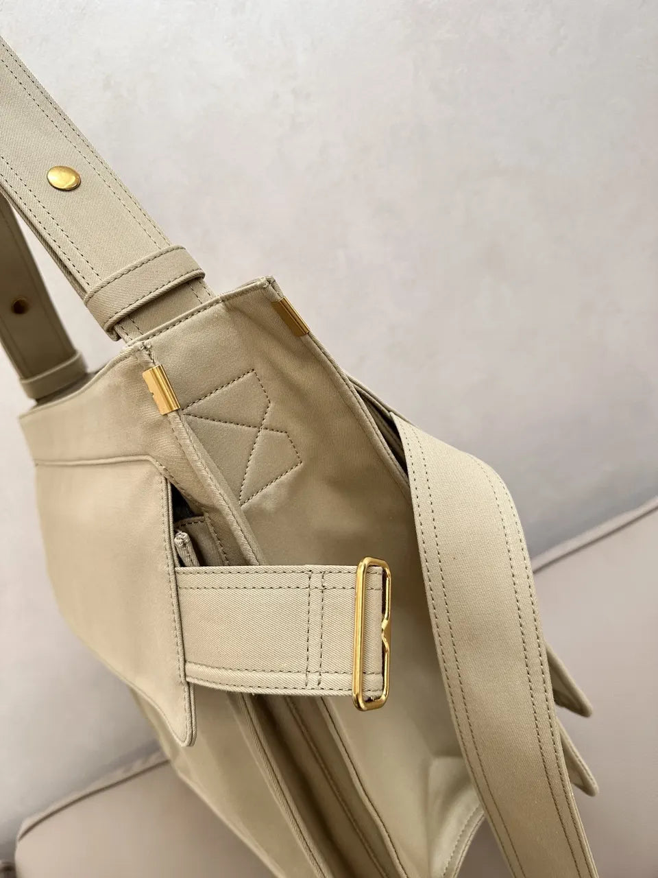 Burberry Beige Pocket Bag - Hình 4
