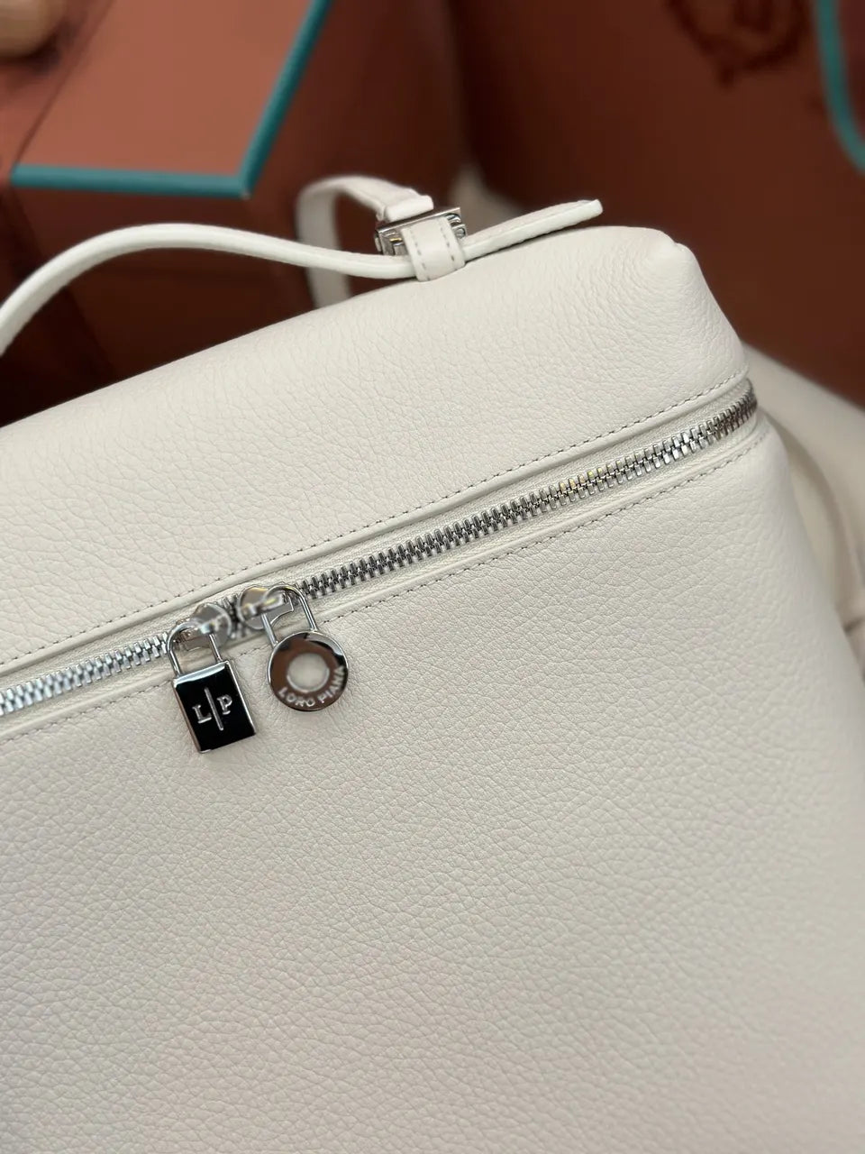 Loro Piana White Leather Vanity Case - Hình 3