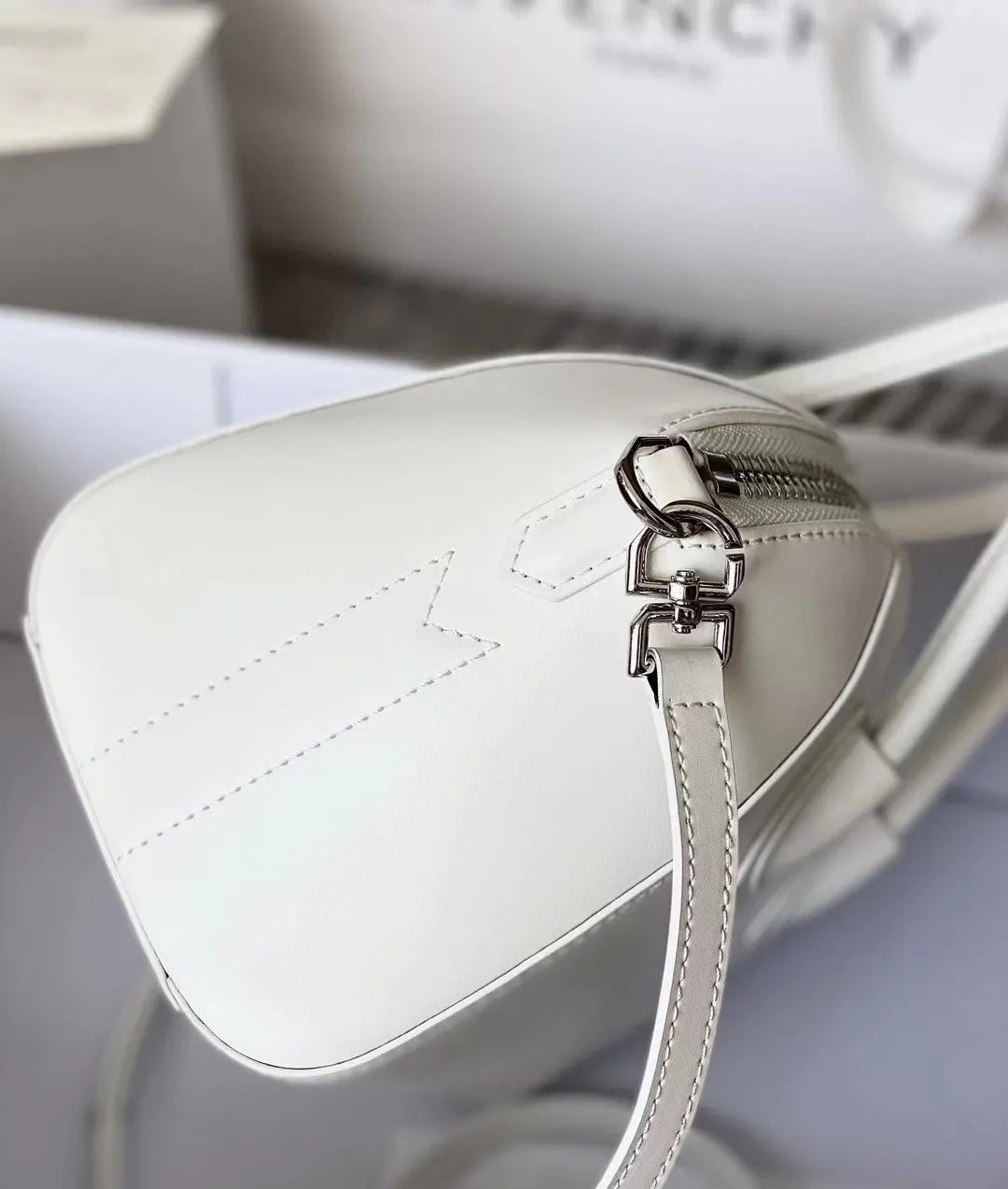 Givenchy White Leather Handbag - Hình 2