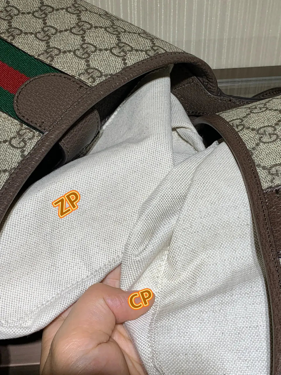 Gucci GG Canvas Shoulder Bag - Hình 3
