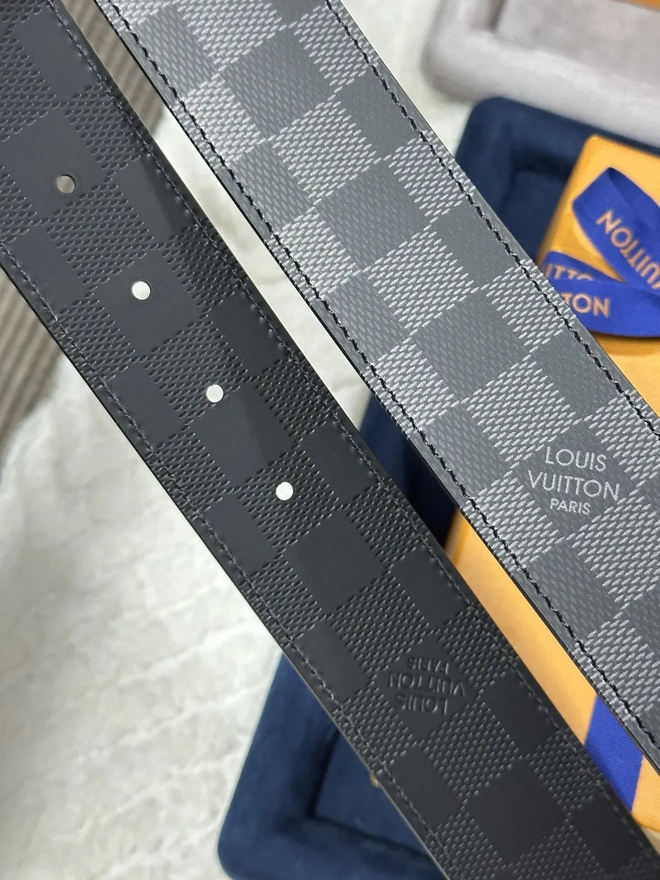 matte Louis Vuitton Damier Infini Belt - Hình 6