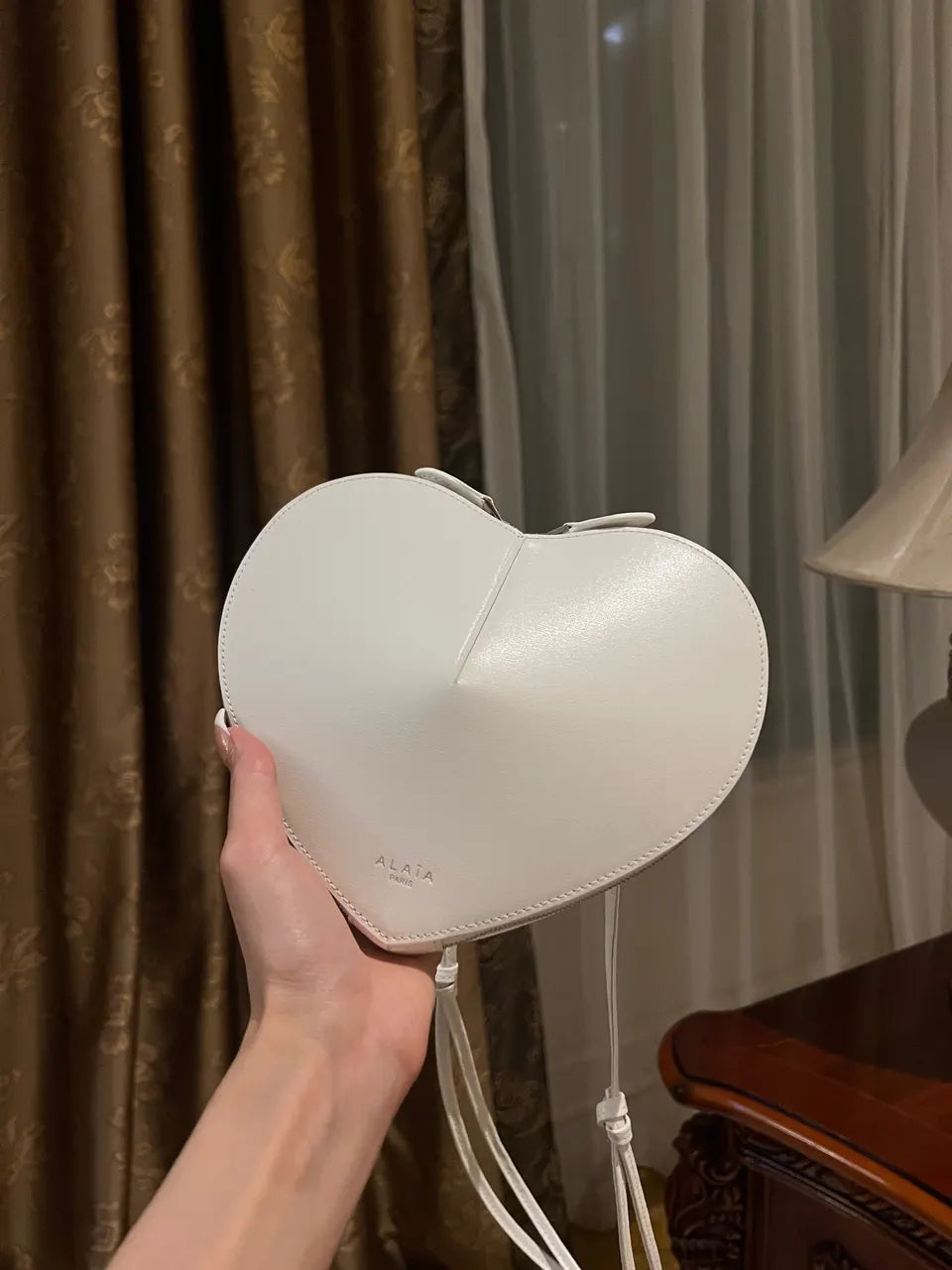 White Heart-Shaped Leather Bag - Hình 3