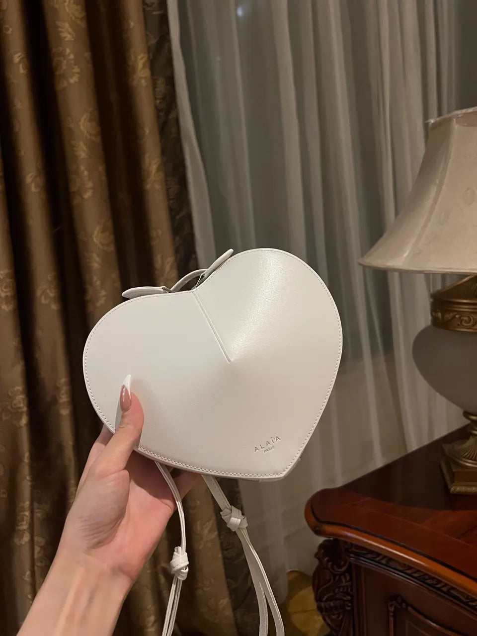 White Heart-Shaped Leather Bag - Hình 4