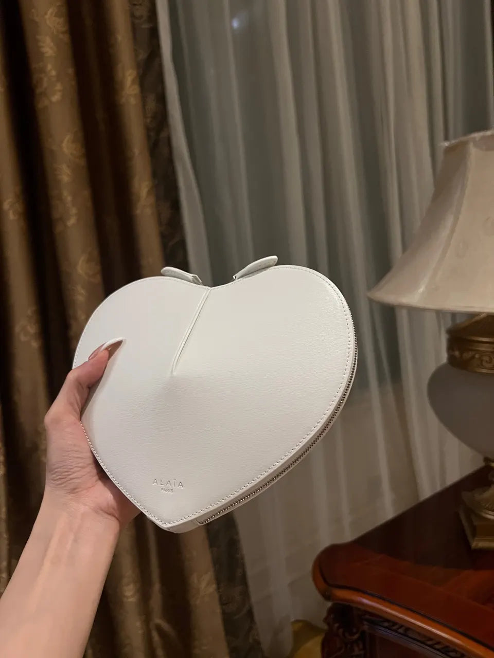White Heart-Shaped Leather Bag - Hình 5