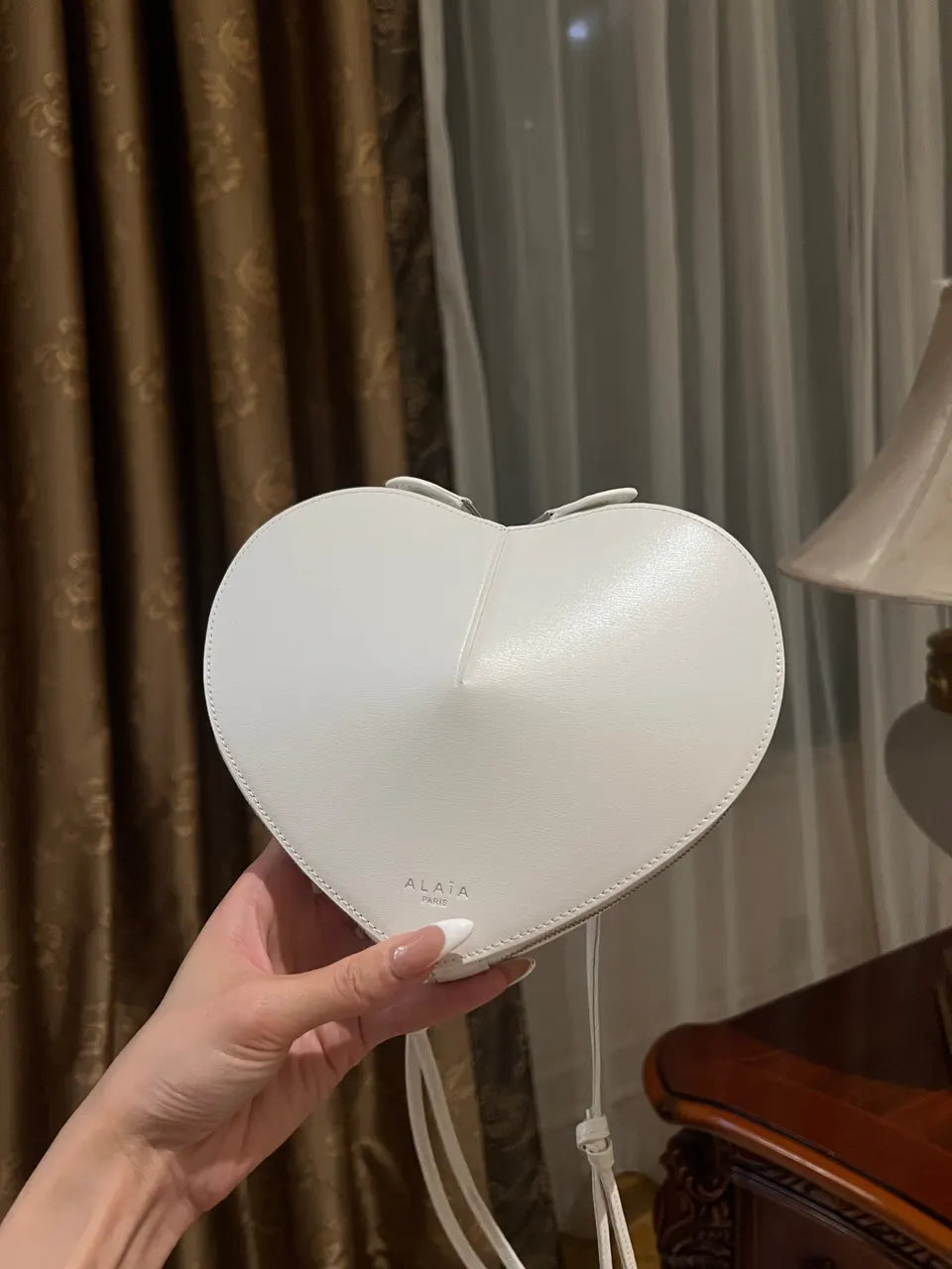 White Heart-Shaped Leather Bag - Hình 8