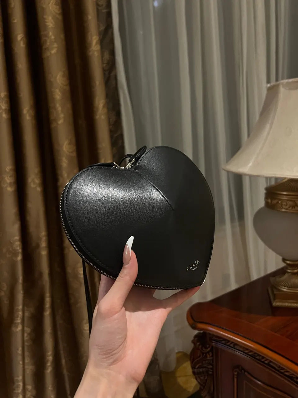 Alaïa Coeur Black Bag - Hình 3