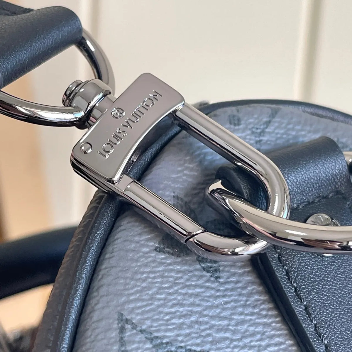 LV Shadow Monogram Keepall - Hình 4