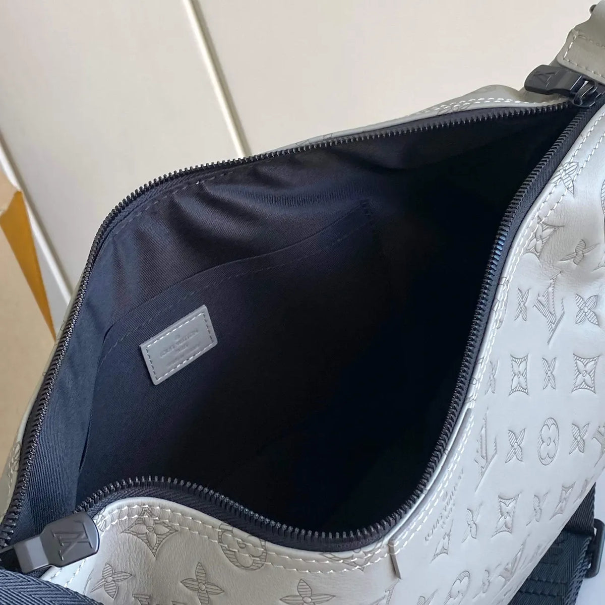 LV White Embossed Hobo Bag - Hình 4