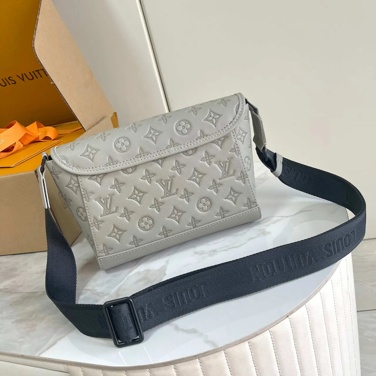 embossed Louis Vuitton Gray Crossbody - Hình 2