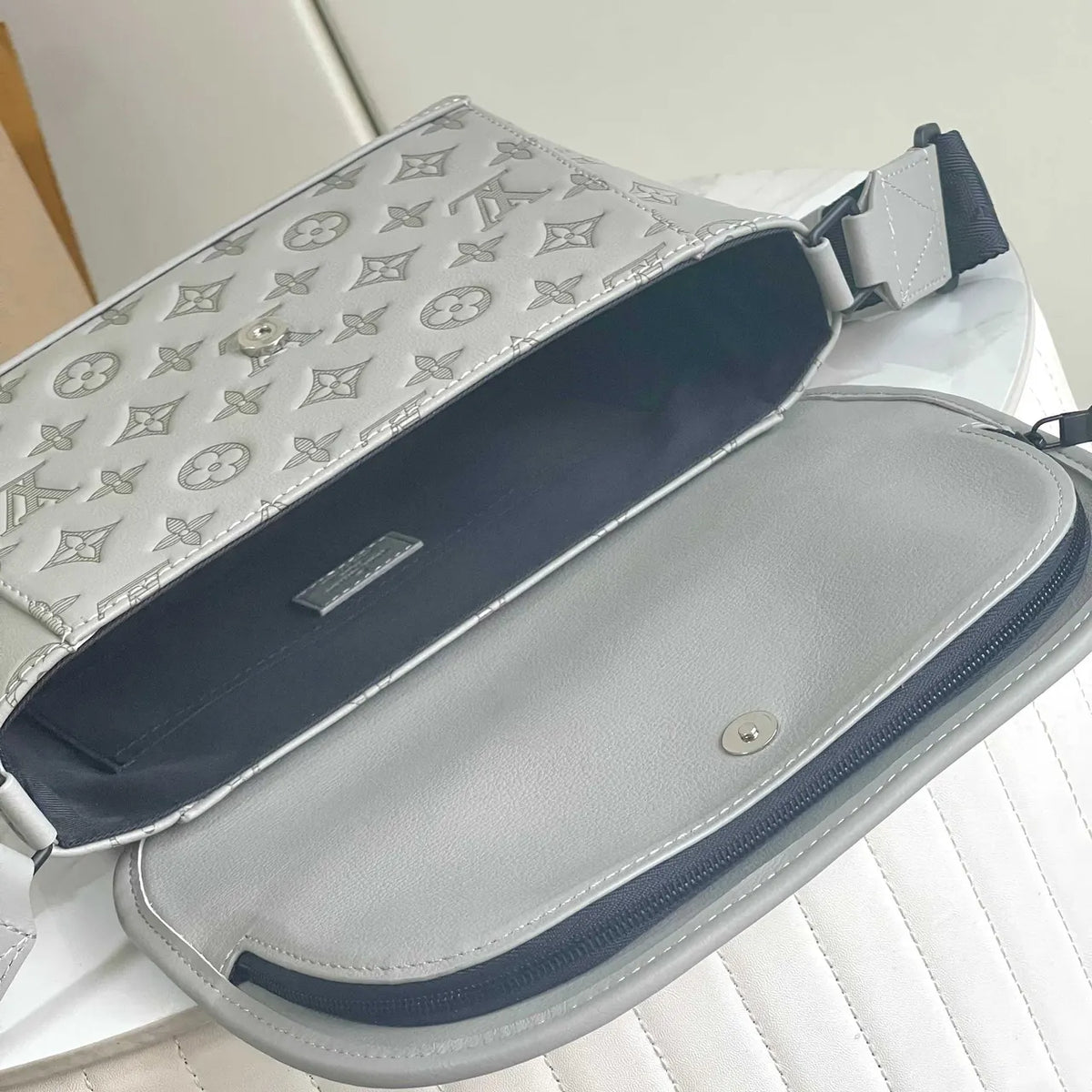 embossed Louis Vuitton Gray Crossbody - Hình 6