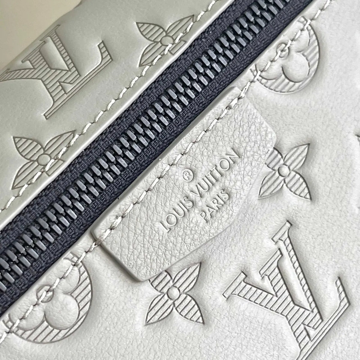 embossed Louis Vuitton Gray Crossbody - Hình 4