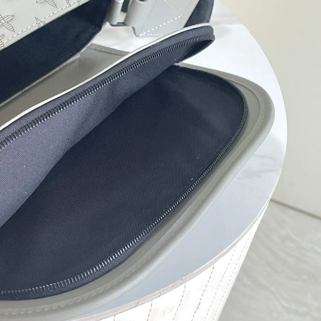 embossed Louis Vuitton Gray Crossbody - Hình 7