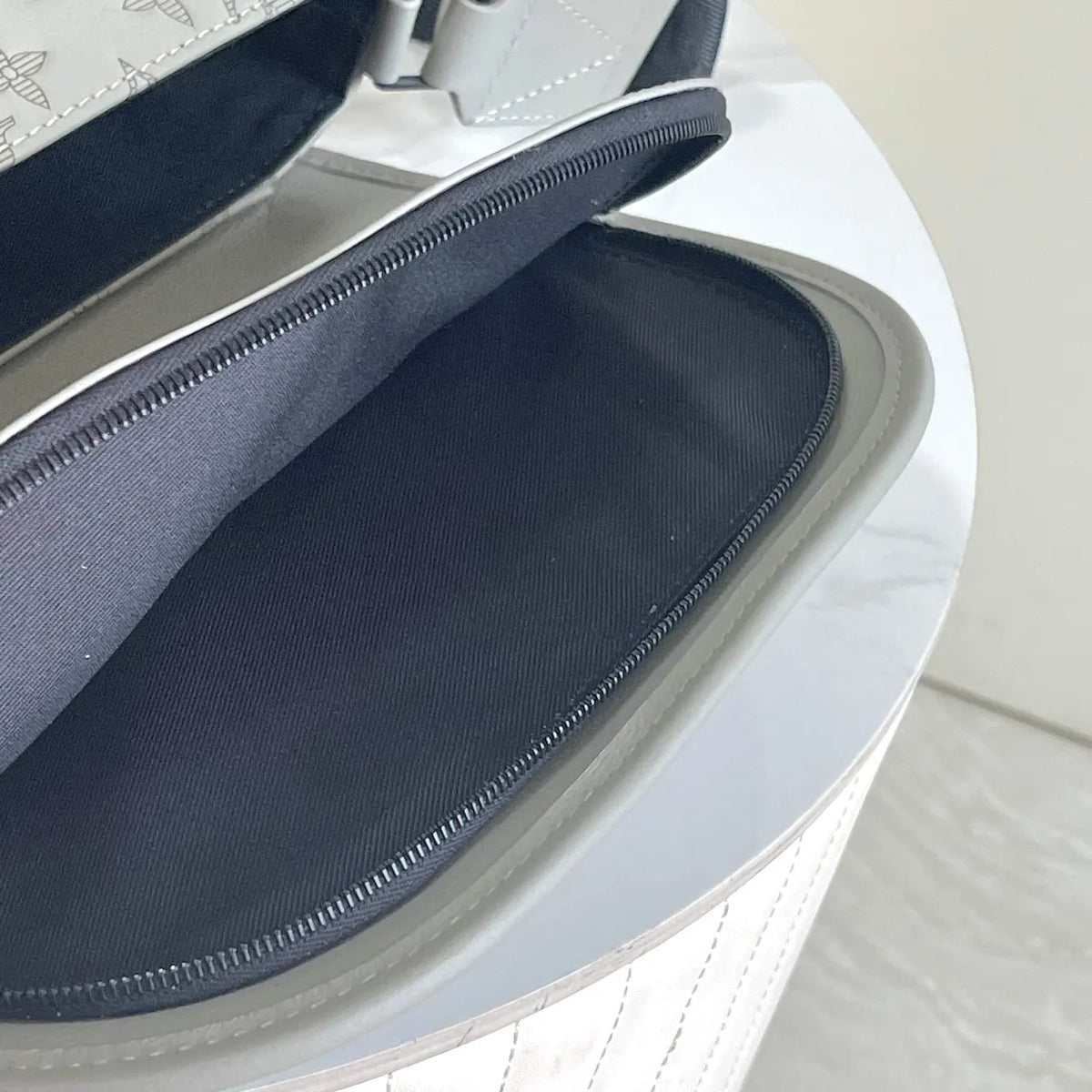 embossed Louis Vuitton Gray Crossbody - Hình 7