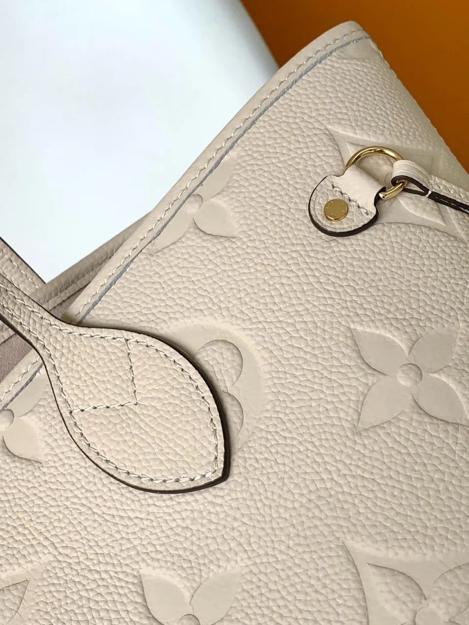Ivory Embossed LV OnTheGo - Hình 4