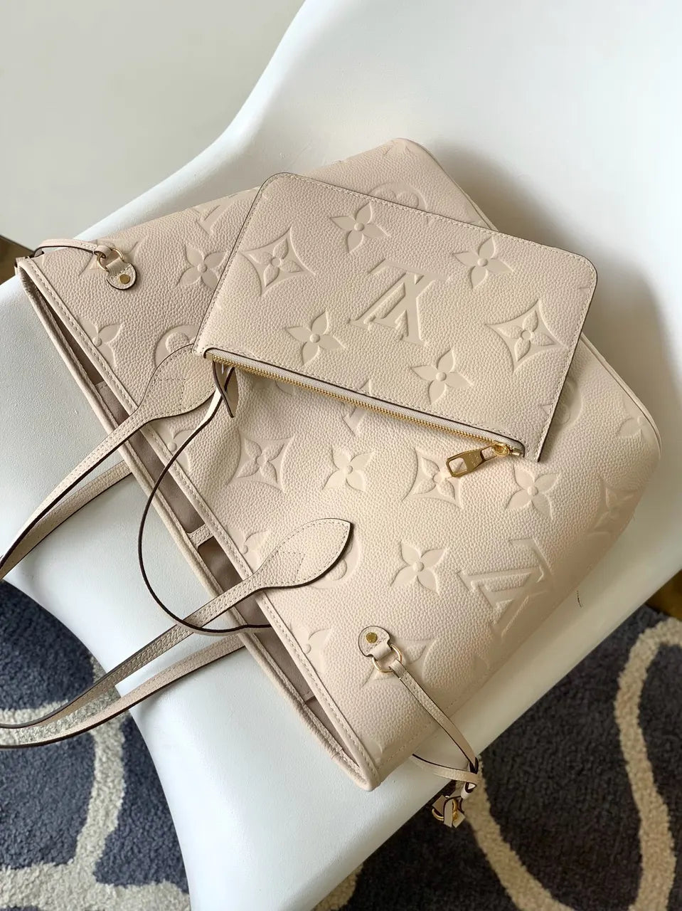Ivory Embossed LV OnTheGo - Hình 3