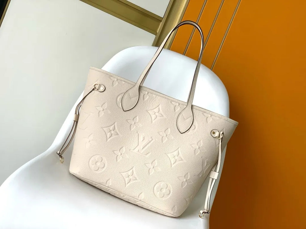 Ivory Embossed LV OnTheGo - Hình 7