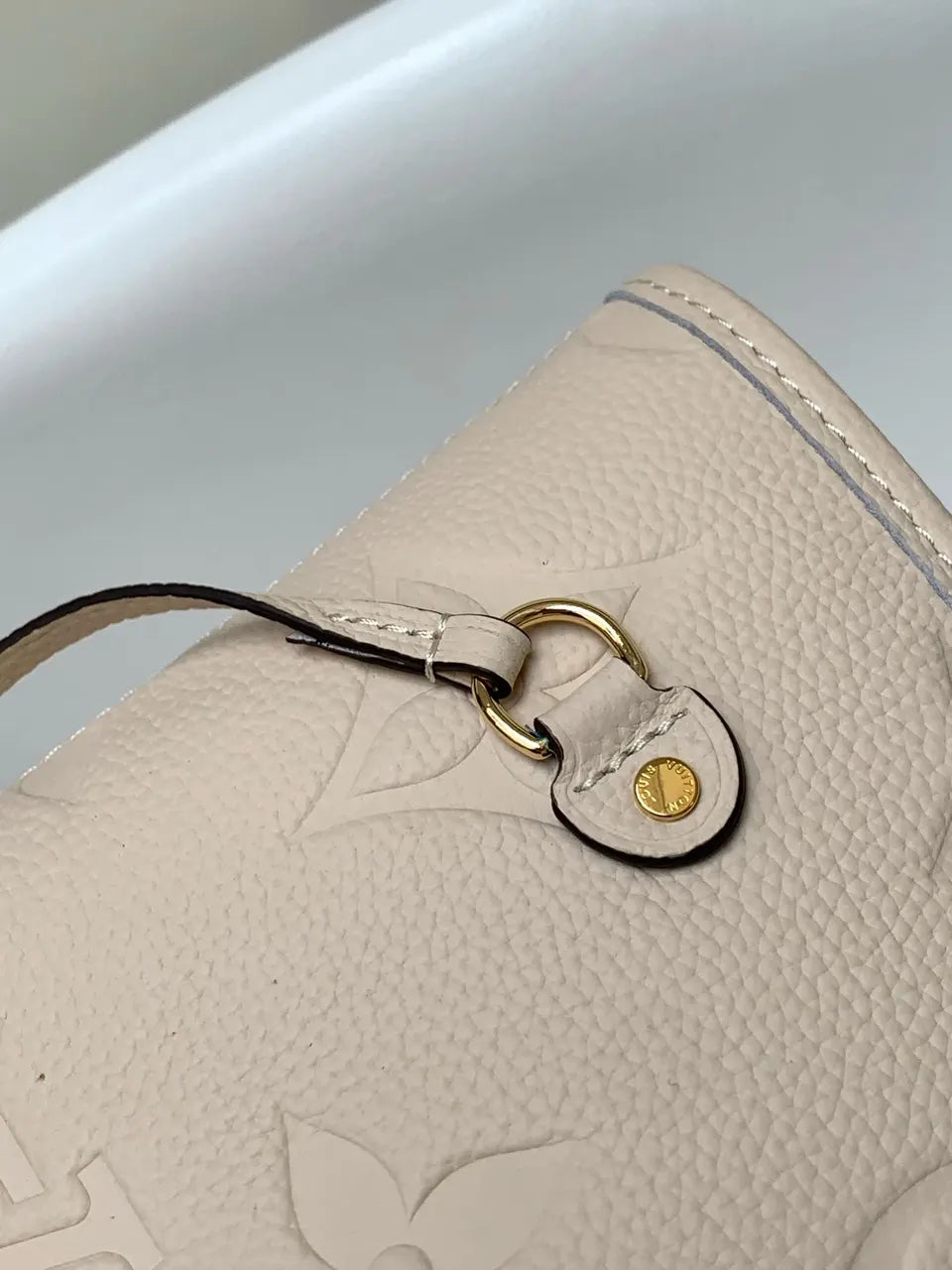Ivory Embossed LV OnTheGo - Hình 5