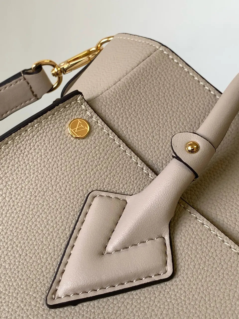 Louis Vuitton Cream Lockme - Hình 4