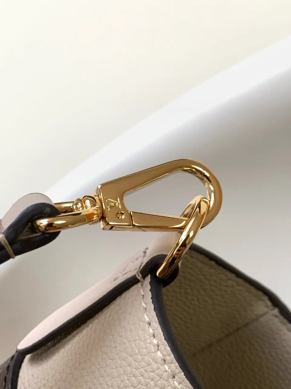 Louis Vuitton Cream Lockme - Hình 5