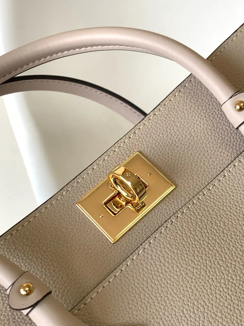 Louis Vuitton Cream Lockme - Hình 2