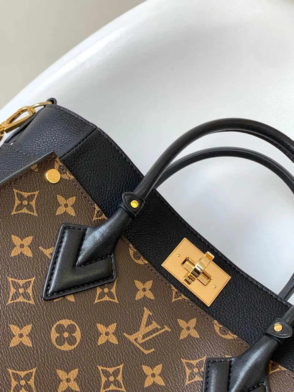 Louis Vuitton Lockme Tote - Hình 2