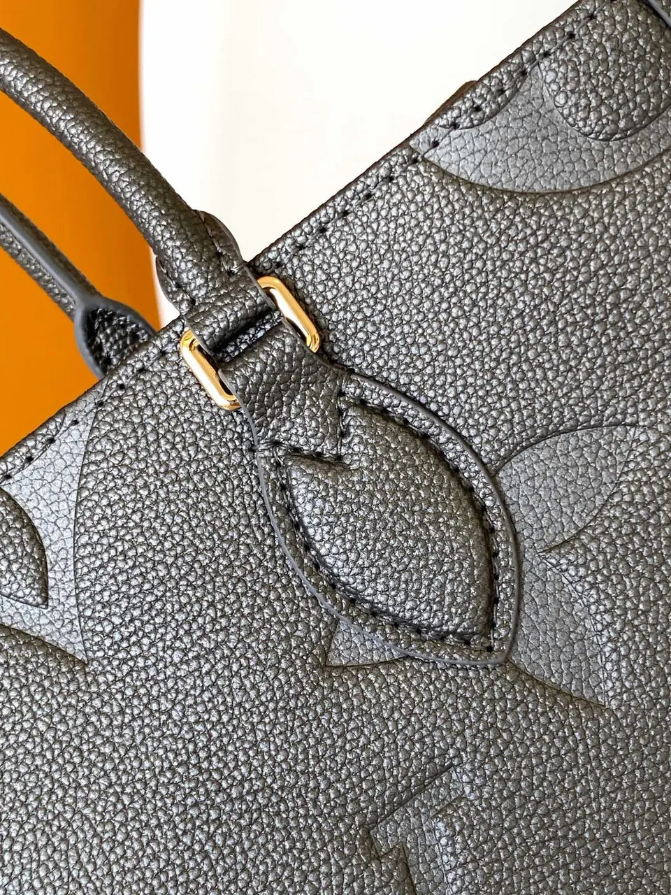 Louis Vuitton Gray Embossed - Hình 4