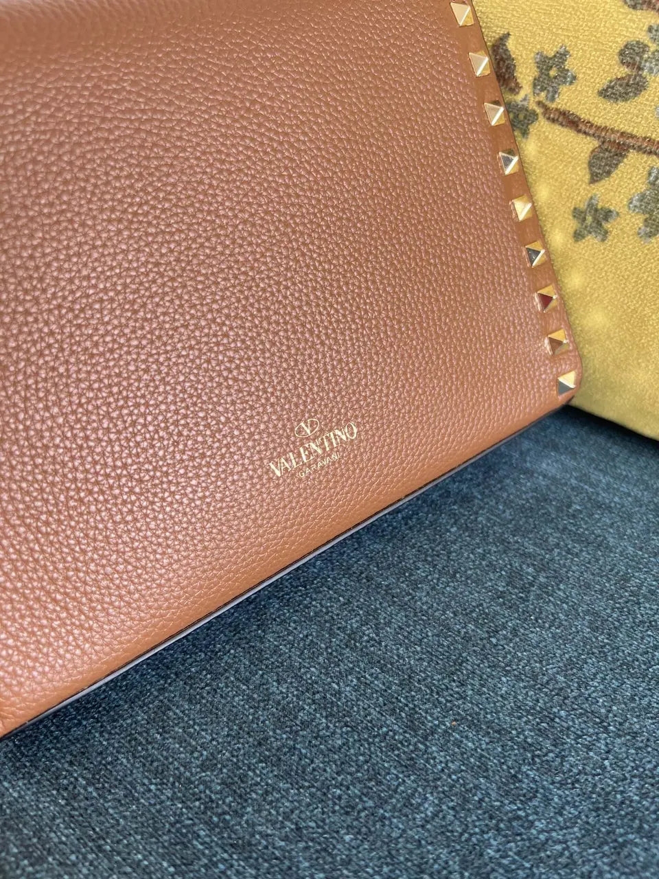 Valentino Caramel Rockstud Bag - Hình 5