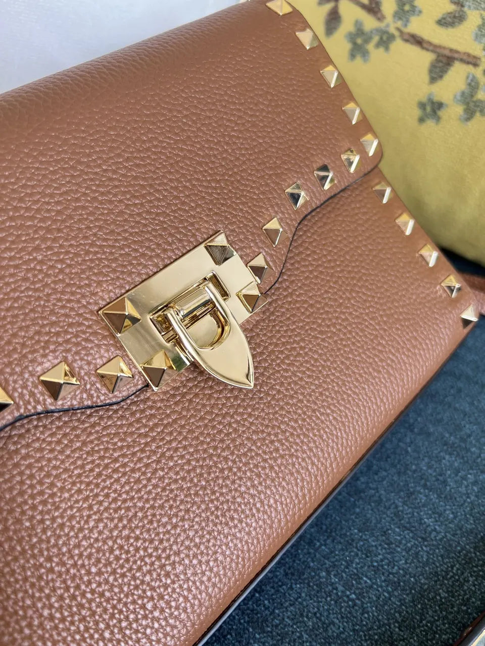 Valentino Caramel Rockstud Bag - Hình 3