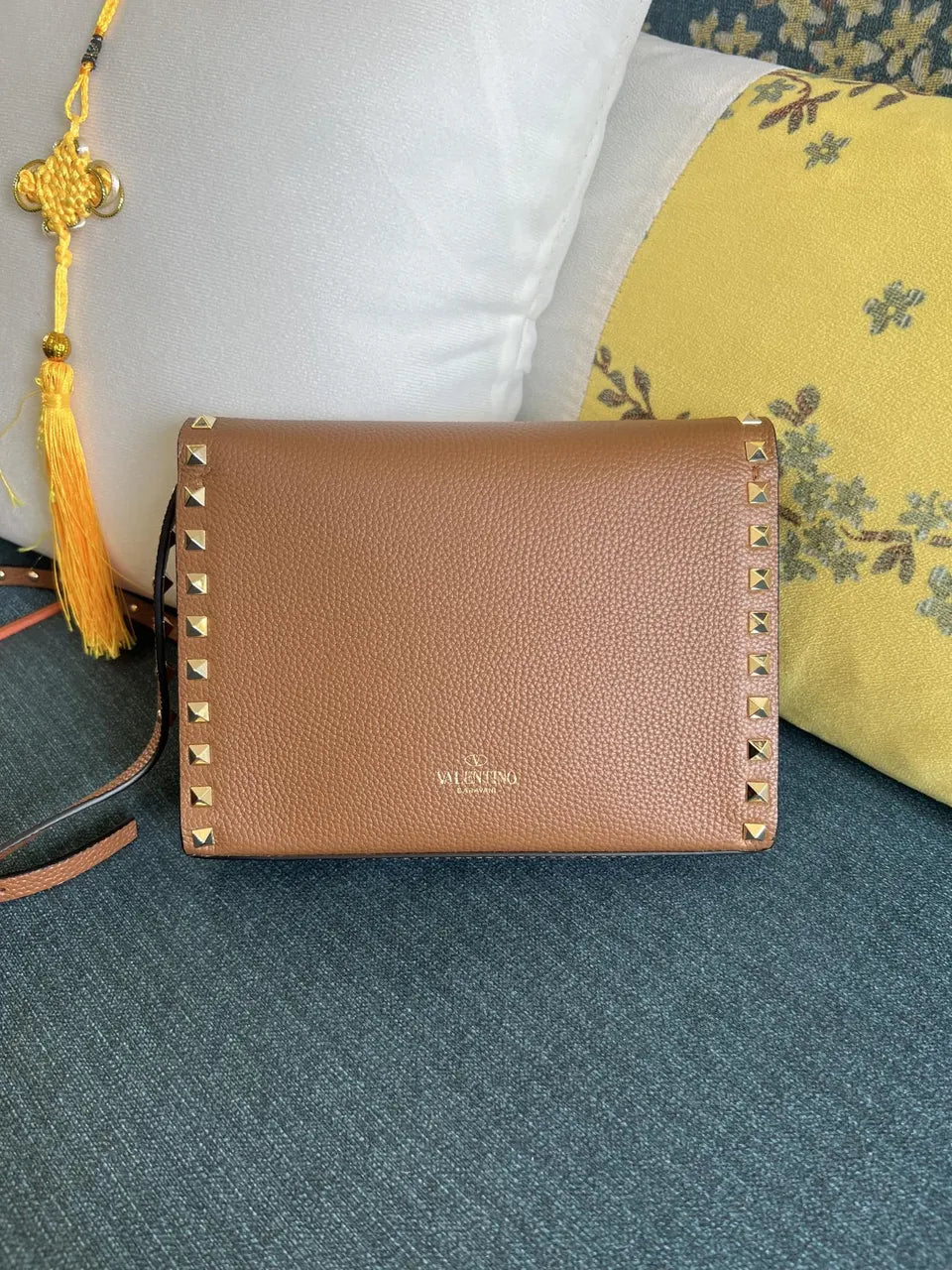 Valentino Caramel Rockstud Bag - Hình 4