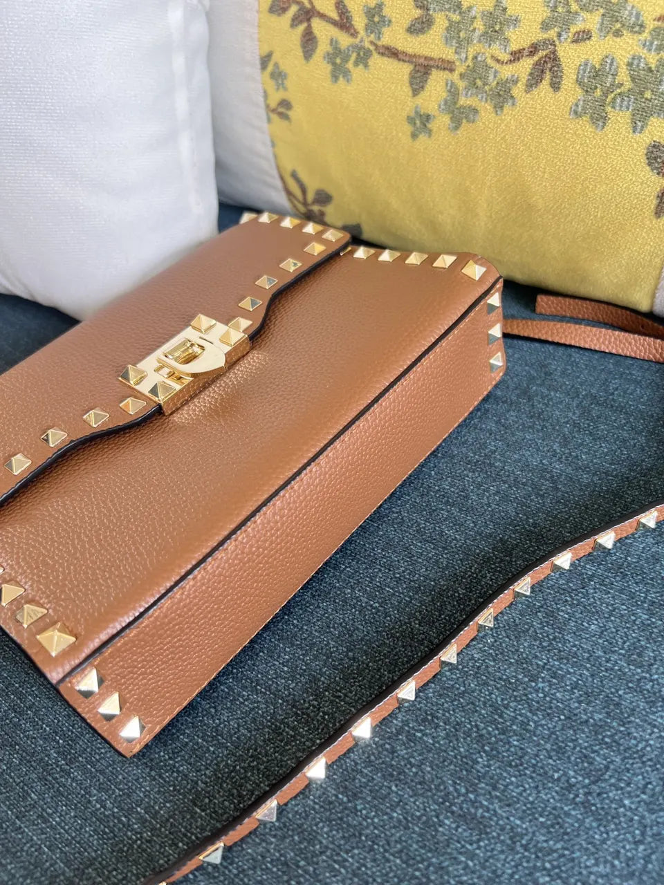 Valentino Caramel Rockstud Bag - Hình 2