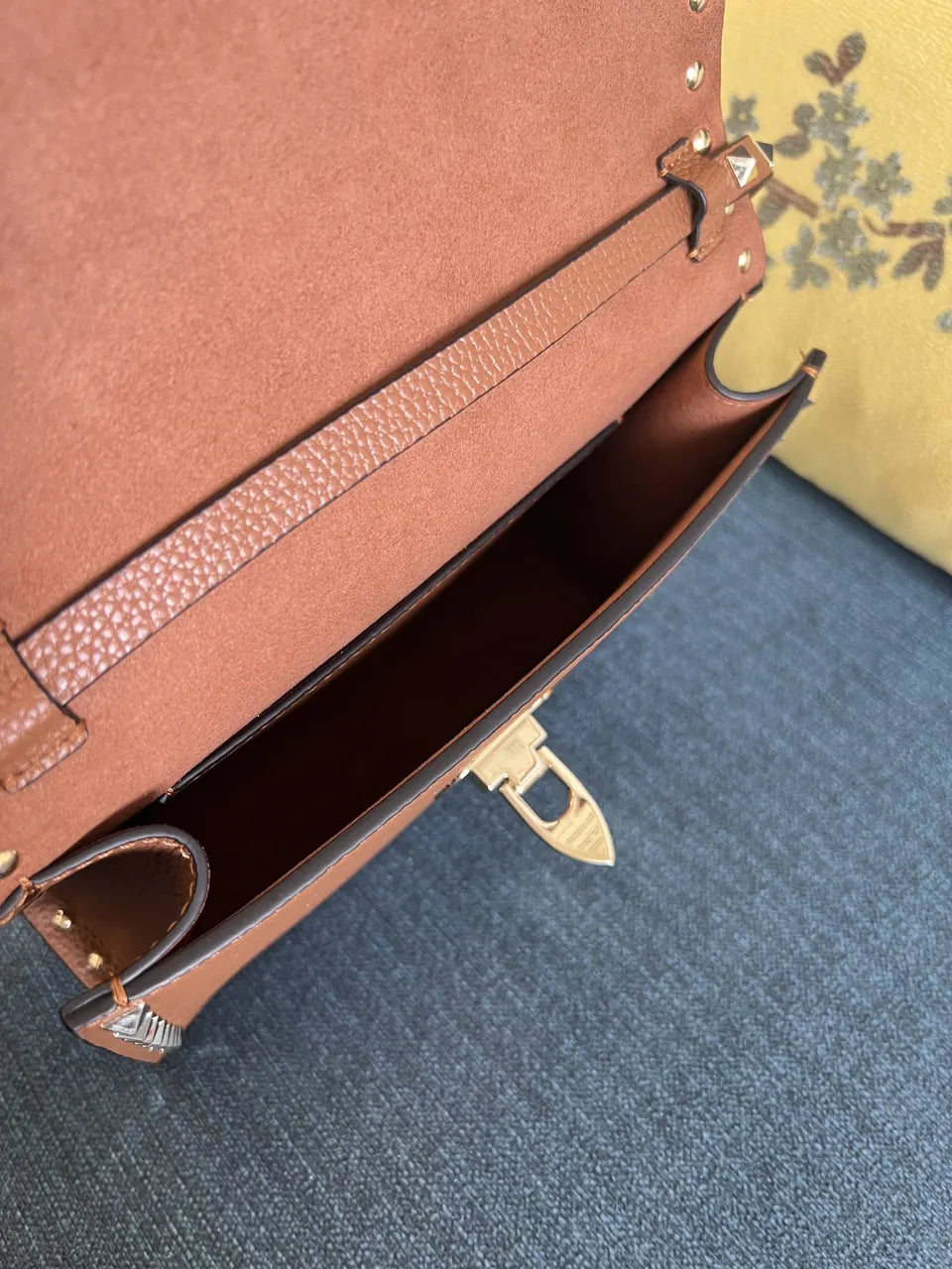 Valentino Caramel Rockstud Bag - Hình 7