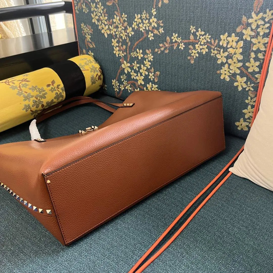 grained Valentino Caramel Rockstud Tote - Hình 3