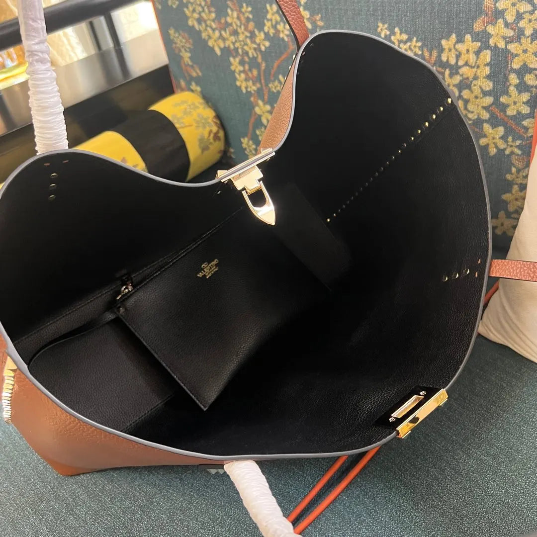 grained Valentino Caramel Rockstud Tote - Hình 6