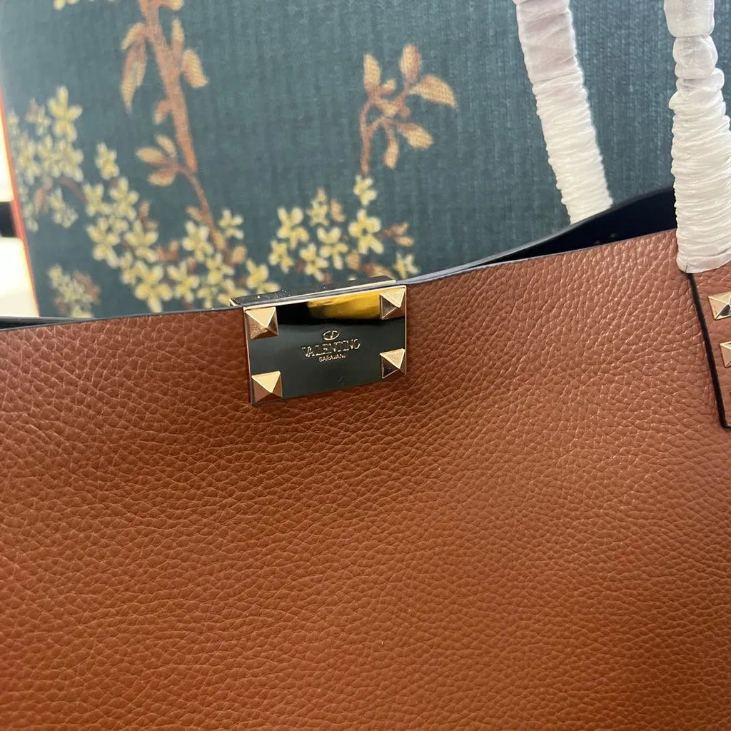 grained Valentino Caramel Rockstud Tote - Hình 5