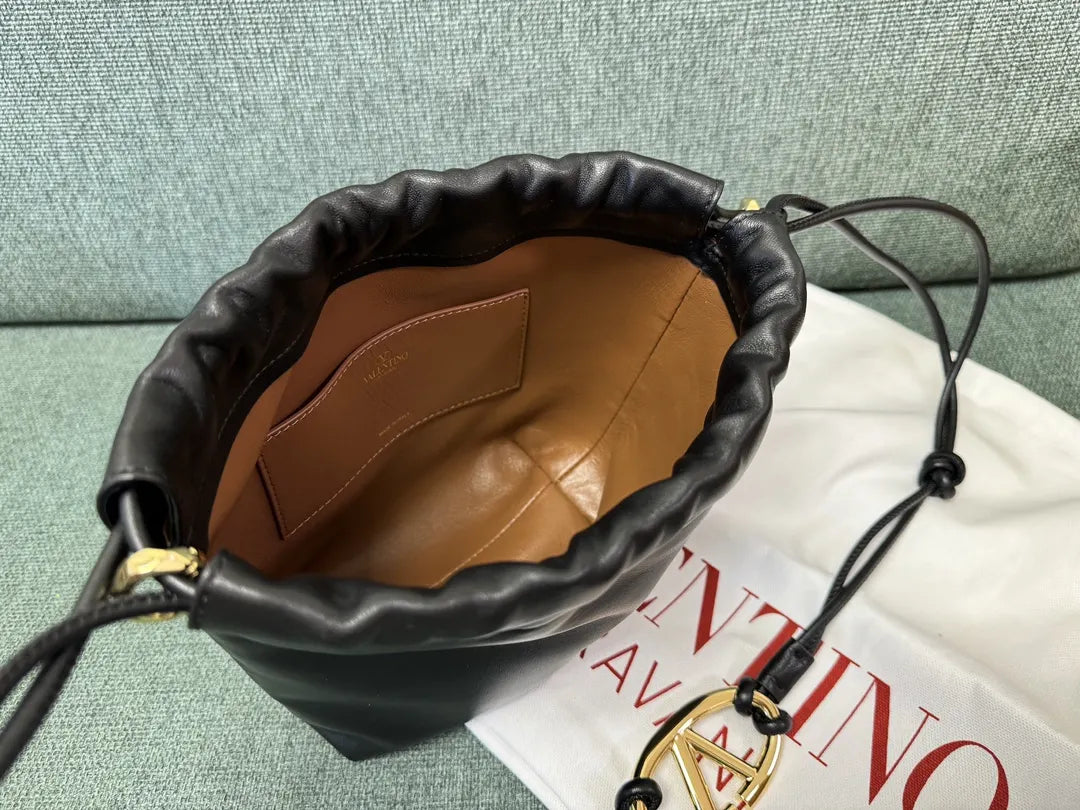 bag Valentino Black Leather Pouch - Hình 8