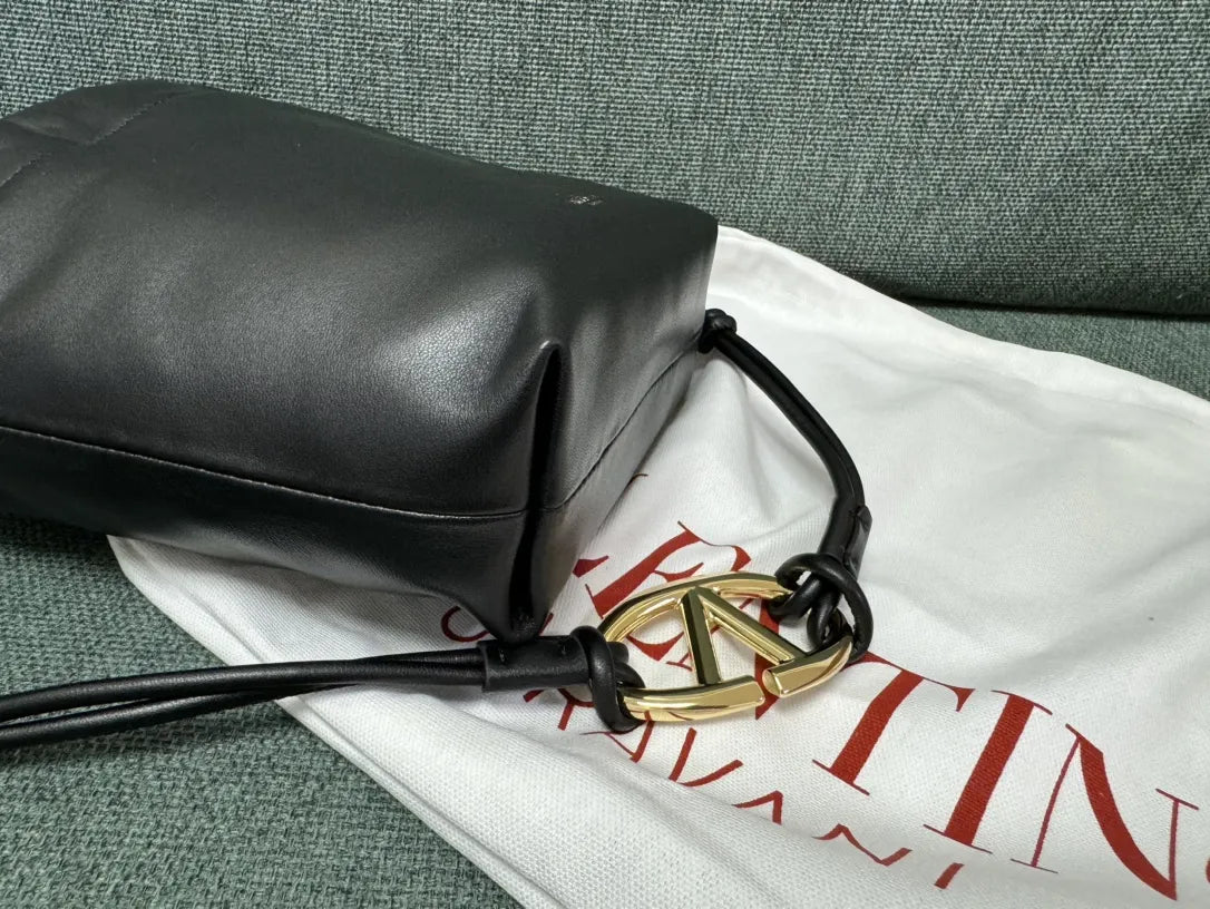 bag Valentino Black Leather Pouch - Hình 9