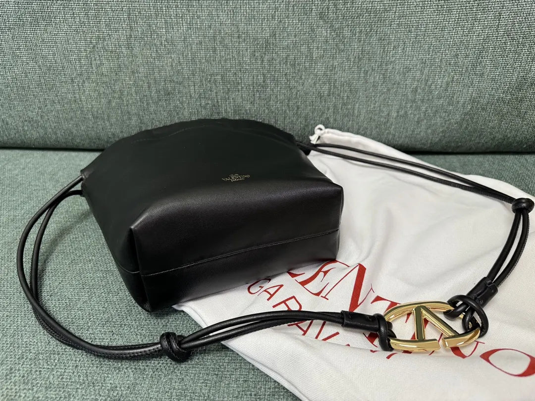 bag Valentino Black Leather Pouch - Hình 7