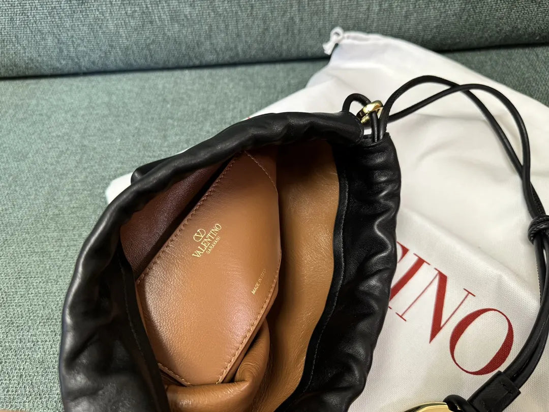 bag Valentino Black Leather Pouch - Hình 6