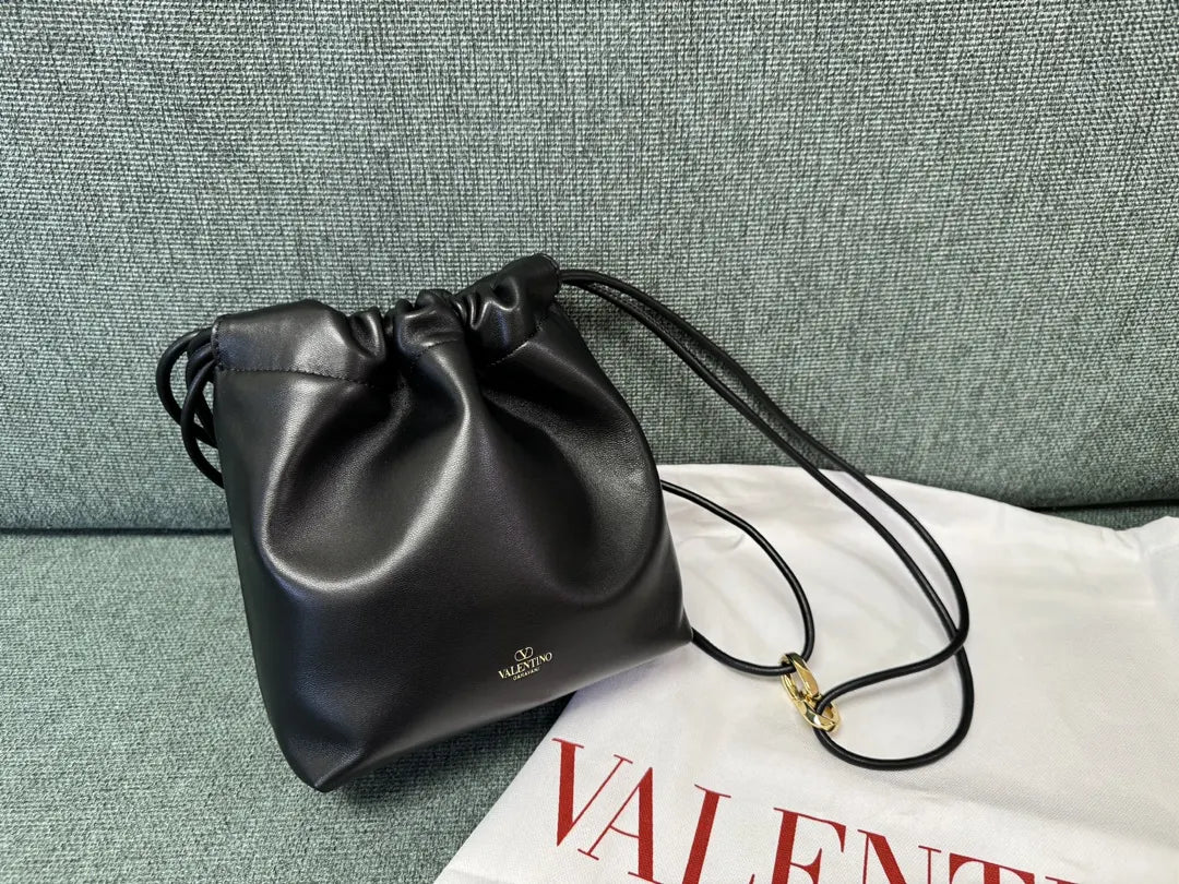 bag Valentino Black Leather Pouch - Hình 2