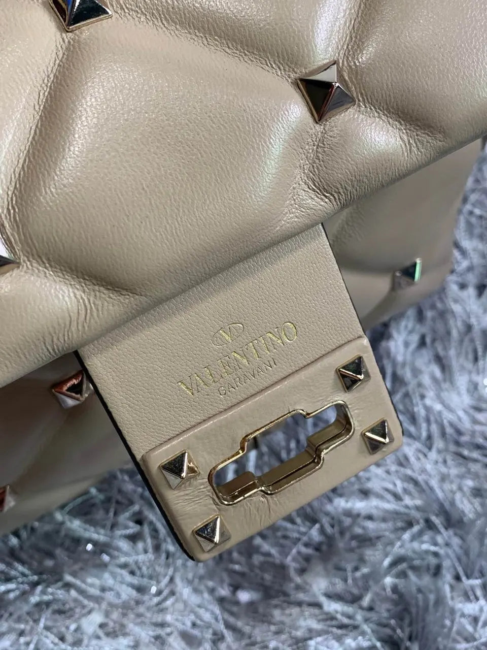 Valentino Rose Quartz Roman Stud Chain Bag - Hình 4
