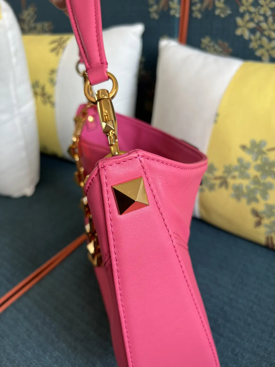Valentino Pink Chain Shoulder Bag - Hình 9