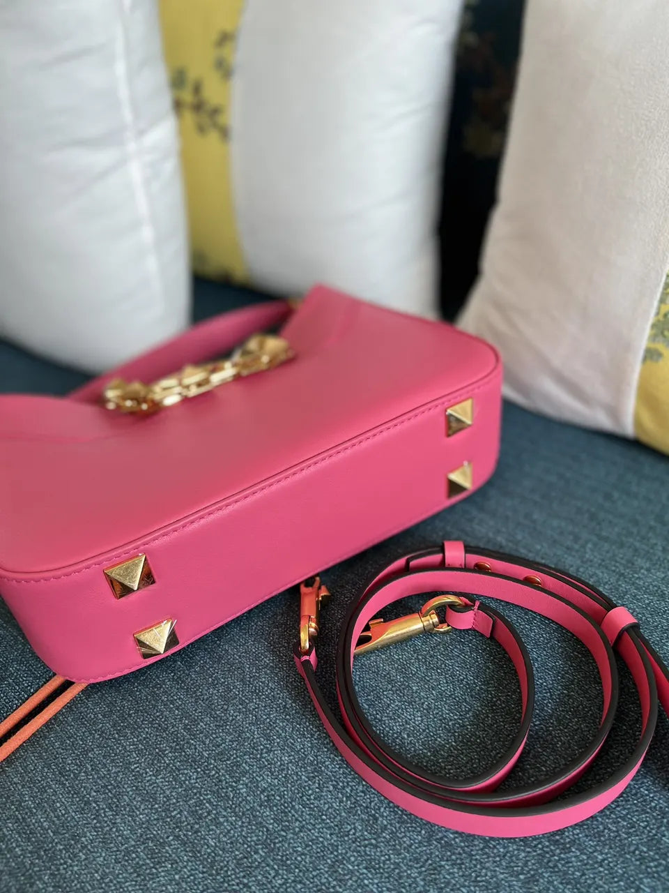 Valentino Pink Chain Shoulder Bag - Hình 3