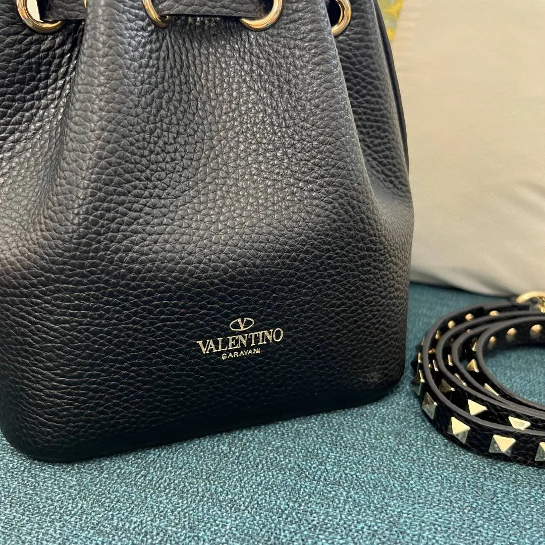 Valentino Black Studded Bucket Bag grain - Hình 5