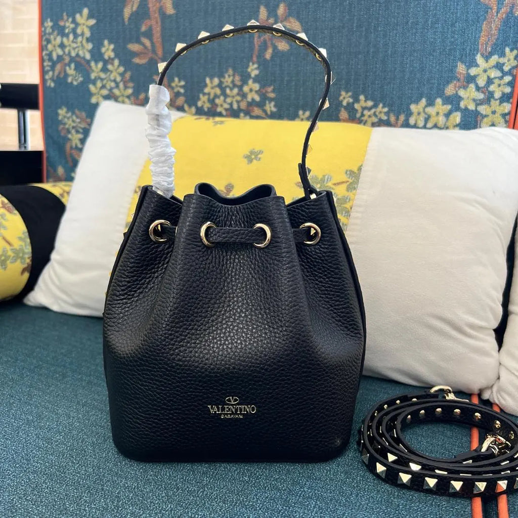 Valentino Black Studded Bucket Bag grain - Hình 4