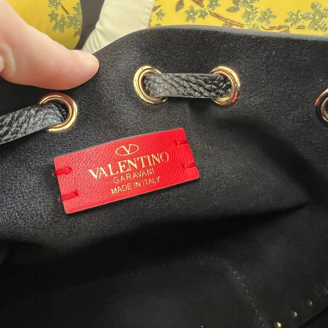 Valentino Black Studded Bucket Bag grain - Hình 8